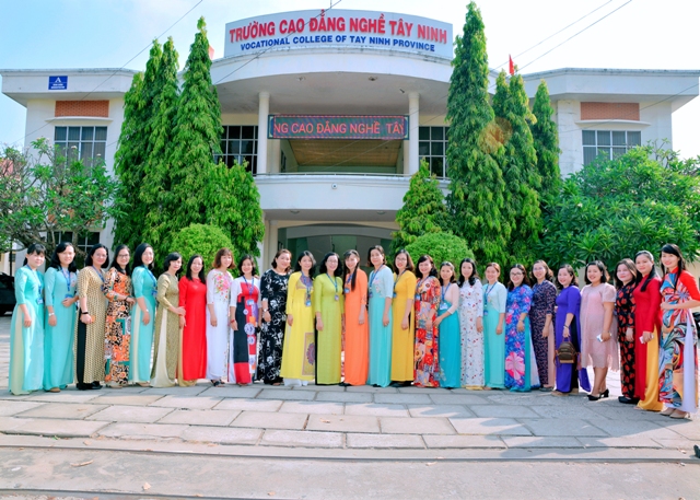 Hình ảnh CBGV Nữ - Trường Cao đẳng nghề Tây Ninh - Chào mừng ngày Quốc tế phụ nữ 8/3/2021 - Hưởng ứng tuần lễ áo dài Việt Nam