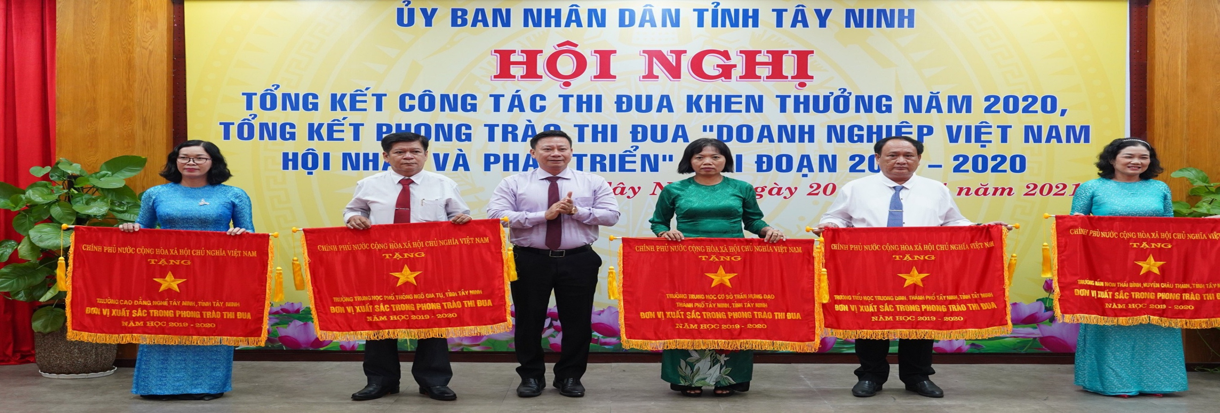 Nhận cờ Thi đua 2019 - 2020