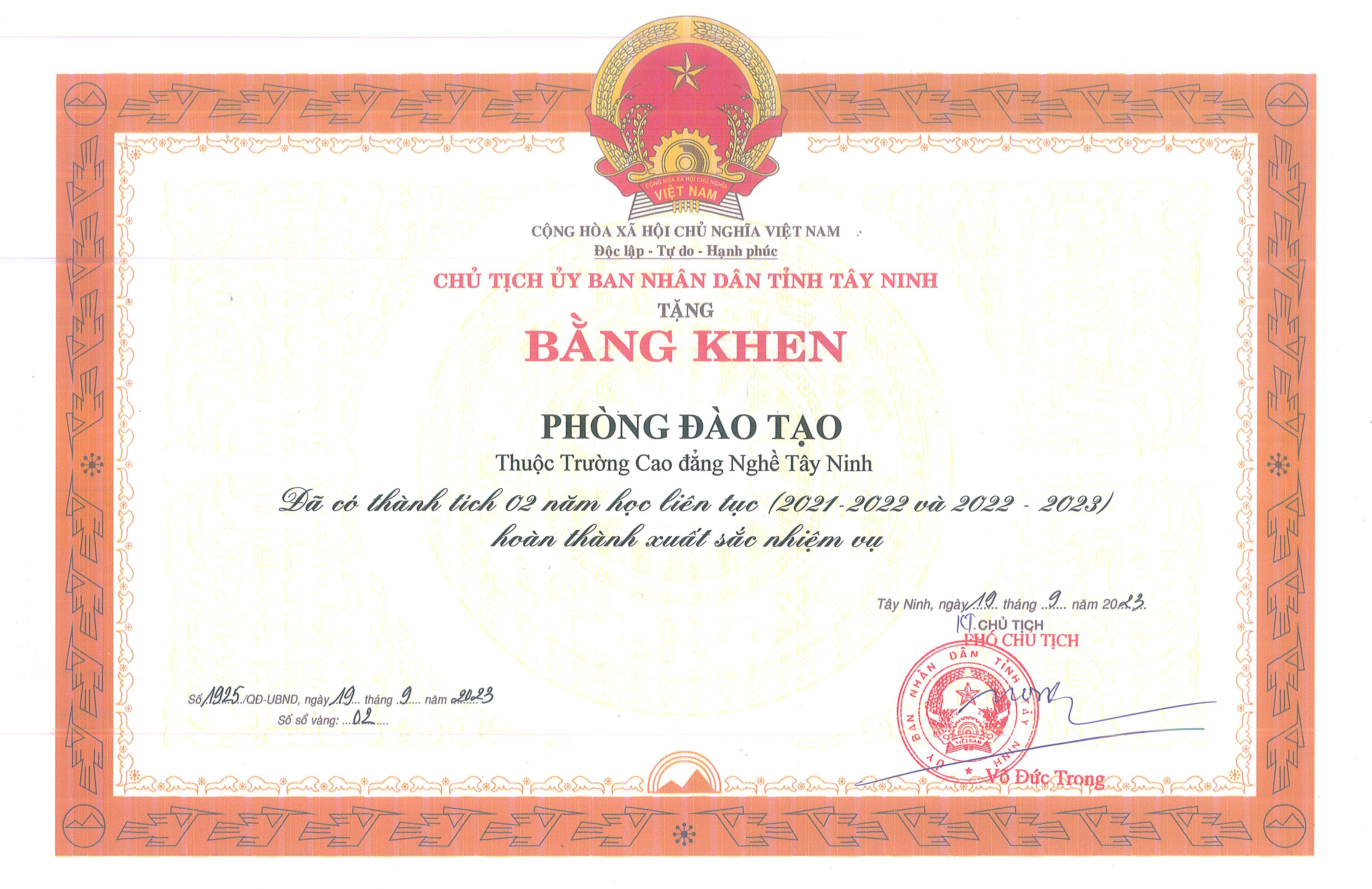 Phòng Đào tạo trường Cao đẳng nghề Tây Ninh nhận Bằng khen của Chủ tịch UBND tỉnh Tây Ninh đã có thành tích 02 năm học liên tục (2021-2022 và 2022-2023) hoàn thành xuất sắc nhiệm vụ