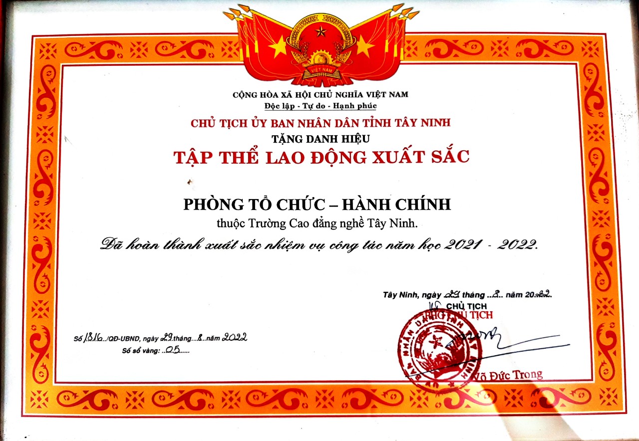 Phòng Tổ chức - Hành chính Trường Cao đẳng nghề Tây Ninh nhận danh hiệu Tập thể lao động xuất sắc năm học 2021-2022 của Chủ tịch UBND tỉnh Tây Ninh